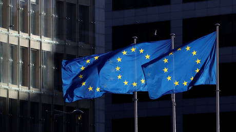 European Union flags fly outside the European Commission headquarters in Brussels, Belgium, December 12, 2019. © Reuters / Yves Herman