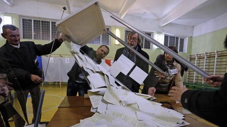 Officials empty a ballot box as they start counting votes of today's referendum in the Crimean capital of Simferopol March 16, 2014.  © Reuters / Vasily Fedosenko