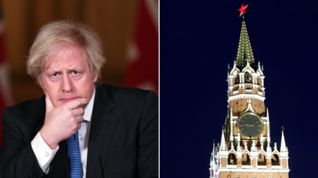 (L) Boris Johnson ©️Reuters / Stefan Rousseau; (R) A general view shows the Spasskaya Tower of the Kremlin © Reuters / Sergei Karpukhin