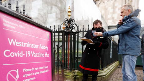 Patients are greeted by Abbey staff outside a vaccination centre at Westminster Abbey, amid the outbreak of coronavirus disease (Covid-19), in London, Britain, (FILE PHOTO) © REUTERS/John Sibley