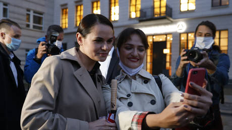 Belarus opposition leader Svetlana Tikhanovskaya (L) makes a selfie with a supporter during a protest by supporters of the Belarusian opposition movement calling for an end to the president's authoritarian regime at the Brandenburg Gate in Berlin, on October 5, 2020.© AFP / Odd ANDERSEN