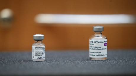 The first ever vials of the Pfizer/BioNTech (L) and AstraZeneca/Oxford Covid-19 vaccines © AFP / Aaron Chown