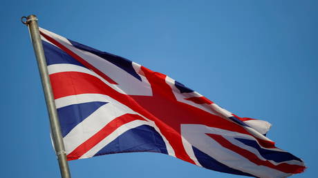 A Union Flag flies (FILE PHOTO) © REUTERS/Phil Noble