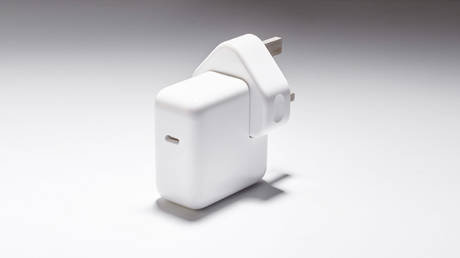 Brazilian state slaps Apple with $1.9-million fine for selling iPhones without power chargers