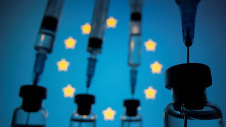 Making Covid-19 vaccines political was huge mistake on Europe&rsquo;s part, Hungary&rsquo;s FM tells RT after getting Sputnik V jab