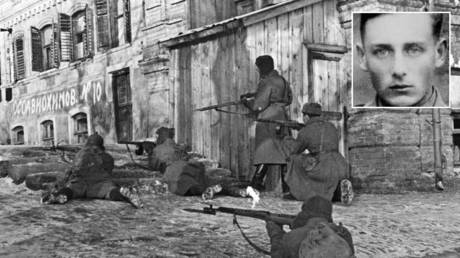 Street fighting in Rostov-on-Don during the Great Patriotic War. © Sputnik / Alpert; (inset) Helmut Oberlander © cija.ca
