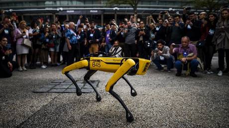 FILE PHOTO: People take pictures and videos of Boston Dynamics' robot dog named "Spot" during a summit in Lisbon, Portugal, November 7, 2019 © AFP / Patricia de Melo Moreira