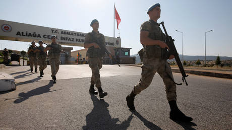 FILE PHOTO: Turkish soldiers patrol outside the Aliaga Prison and Courthouse complex in Izmir, Turkey July 18, 2018.© Reuters / Kemal Aslan