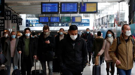 Passengers wait at Montparnasse railway station in Paris before a third lockdown. (FILE PHOTO) © REUTERS/Gonzalo Fuentes