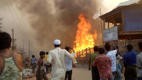 Fire is seen at Balukhali Refugee Camp, in Cox's Bazar, Bangladesh, March 22, 2021, in this picture obtained from social media. © Reuters / MD JAMAL PHOTOGRAPHY