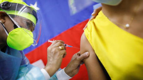 A Venezuelan health worker vaccinates a colleague with Russia's Sputnik V vaccine against the coronavirus disease (COVID-19). © Caracas, Venezuela February 22, 2021. REUTERS/Leonardo Fernandez Viloria