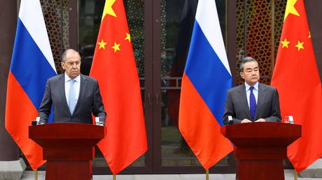 Russia's Foreign Minister Sergei Lavrov and China's State Councilor and Foreign Minister Wang Yi attend news conference following their meeting in Guilin, China March 23, 2021. © Reuters / RUSSIAN FOREIGN MINISTRY.