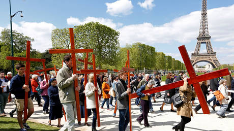 Pilgrims attend the annual Good Friday "Stations of the Cross" procession at the Champs de Mars near the Eiffel Tower in Paris, France, (FILE PHOTO) © REUTERS/Charles Platiau