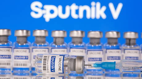 Vials labelled "Sputnik V Coronavirus COVID-19 Vaccine" and a syringe are seen in front of a displayed Sputnik V logo, in this illustration photo taken March 12, 2021. © Reuters / Dado Ruvic