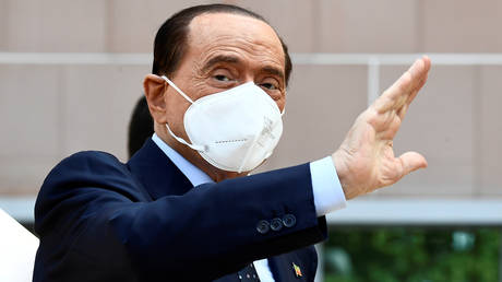 FILE PHOTO: Former Italian Prime Minister Silvio Berlusconi gestures as he is discharged from Milan's San Raffaele hospital, where he was being treated after testing positive for the coronavirus disease (COVID-19) and diagnosed with mild pneumonia. © Reuters / Flavio Lo Scalzo