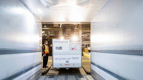 FedEx employees load a shipment from Europe of the Moderna vaccine against the coronavirus disease (COVID-19) into a refrigerated delivery truck at Toronto Pearson Airport in Mississauga, Ontario, Canada March 24, 2021. REUTERS/Carlos Osorio