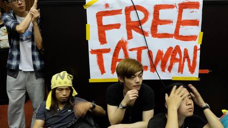Protesters listen to a speech inside of Parliament during an anti-China demonstration in Taipei. © AFP / SAM YEH