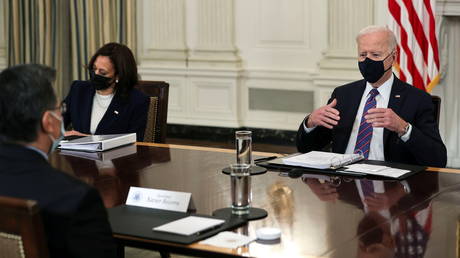 US President Joe Biden put Vice President Kamala Harris (left) in charge of the response to the border crisis, March 24, 2021.