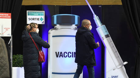 People walking at a Covid-19 vaccination site in Saint-Quentin-en-Yvelines, France, March 23, 2021. © Alain Jocard / AFP