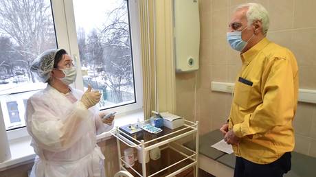 FILE PHOTO. A medical worker examines an elderly patient before vaccination against the COVID-19 coronavirus with the Sputnik V vaccine at the vaccination center of the city polyclinic No. 2 in Severny Chertanovo. © RIA