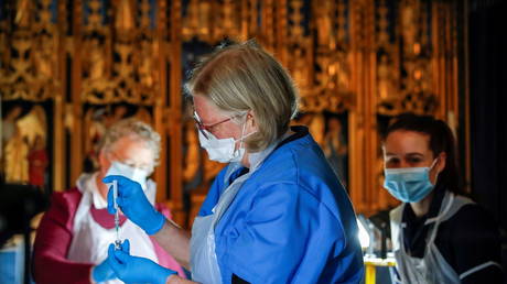 Medical staff work at a vaccination centre inside the Salisbury Cathedral, in Salisbury, Britain (FILE PHOTO) © REUTERS/Paul Childs