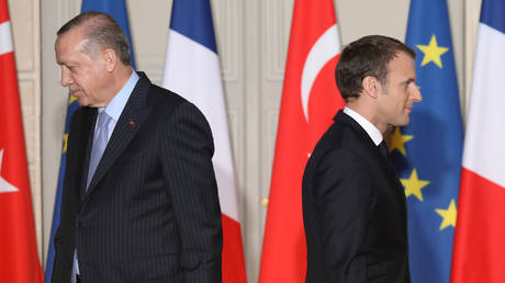 FILE PHOTO. French President Emmanuel Macron (R) and Turkish President Recep Tayyip Erdogan walk during a joint press conference at the Elysee Palace in Paris, France, January 5, 2018. © Reuters / Ludovic Marin