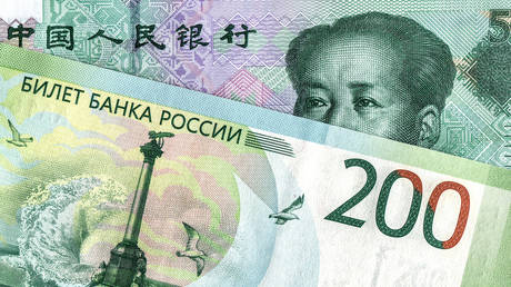 Chinese yuan banknote and russian rouble. © Getty Images / blinow61