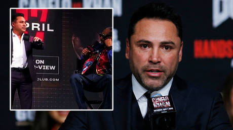Oscar de la Hoya is on the boxing comeback trail © Twitter / michaelbensonn | © Action Images / Andrew Couldridge / Livepic via Reuters