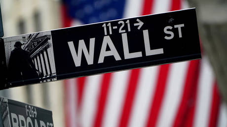 FILE PHOTO: A Wall Street sign outside the New York Stock Exchange © Reuters / Carlo Allegri