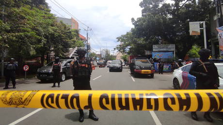 Armed police officers stand guard following an explosion outside a Catholic church in Makassar. ©REUTERS / Stringer