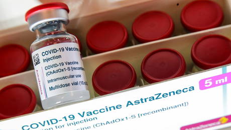 Eine Flasche mit dem Impfstoff gegen das Astrogenega-Corona-Virus (COVID-19) wurde am 16. März 2021 in Berlin gefilmt.