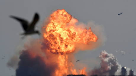 FILE PHOTO: The SpaceX Starship SN9 explodes during a high altitude test flight. © Reuters / Gene Blevins