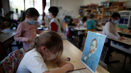Schoolchildren, wearing protective face masks, attend a lesson in their classroom at the private primary school Jeanne D'Arc in Saint-Maur-des-Fosses, near Paris, amid the coronavirus disease (Covid-19) outbreak in France, (FILE PHOTO) © REUTERS/Gonzalo Fuentes