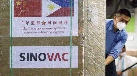 A worker unloads a box of Sinovac Biotech's CoronaVac vaccines against the coronavirus disease (COVID-19) from a Chinese military aircraft at Villamor Air Base in Pasay, Metro Manila, Philippines, (FILE PHOTO) © REUTERS/Eloisa Lopez