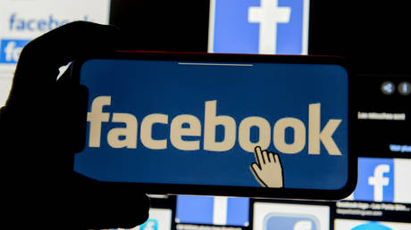 FILE PHOTO: The Facebook logo is displayed on a mobile phone in this picture illustration taken December 2, 2019. © Reuters / Johanna Geron