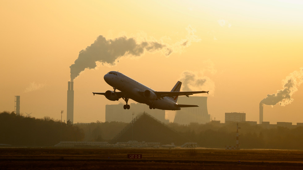 French aviation slash carbon emissions by banning domestic flights 2 French aviation slash carbon emissions by banning domestic flights