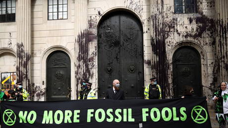 Activists from the Extinction Rebellion, a global environmental movement, protest outside the Bank of England, in London, Britain, April 1, 2021 © REUTERS/Henry Nicholls