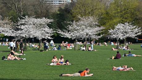 People enjoy the sunshine in Battersea Park, central London on March 30, 2021, as England's third Covid-19 lockdown restrictions eased on March 29, allowing groups of up to six people to meet outside. © AFP / JUSTIN TALLIS