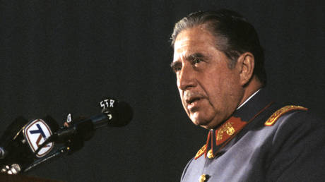 FILE PHOTO. Chilean dictator Augusto Pinochet speaks to his followers on the night of September 11, 1980, while celebrating the results of a plebiscite that allowed him to draft a new constitution. © Getty Images / Horacio Villalobos