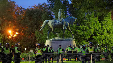 Police guard statue of Robert E. Lee in Charlottesville, VA © Reuters / Brian Snyder