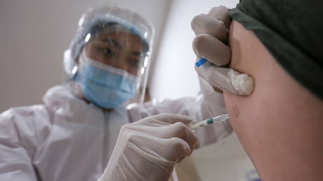 A patient receives a dose of Sputnik V (Gam-COVID-Vac) vaccine against the coronavirus disease (COVID-19) at the Palace of the Republic concert hall in Almaty, Kazakhstan April 2, 2021. © Reuters / Pavel Mikheyev