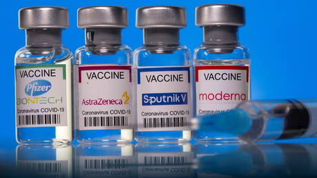 Vials with Pfizer-BioNTech, AstraZeneca, Sputnik V, and Moderna coronavirus vaccine labels. © Reuters / Dado Ruvic