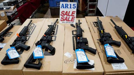 FILE PHOTO: AR-15 rifles are displayed for sale at the Guntoberfest gun show in Oaks, Pennsylvania, U.S., October 6, 2017 © REUTERS/Joshua Roberts