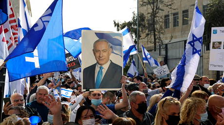 Pro and anti-Netanyahu protesters square off in Jerusalem as court hears witnesses in PM’s corruption case for 1st time
