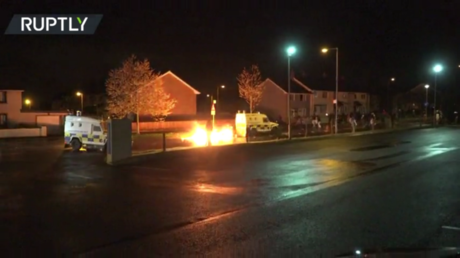 Rioters hurl PETROL BOMBS at police trucks, set roadblock amid post-Brexit unrest in Northern Ireland (VIDEO)