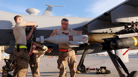 US Air Force ground crew secure weapons of an MQ-9 Reaper drone at Kandahar Airfield, Afghanistan. ©REUTERS / Josh Smith