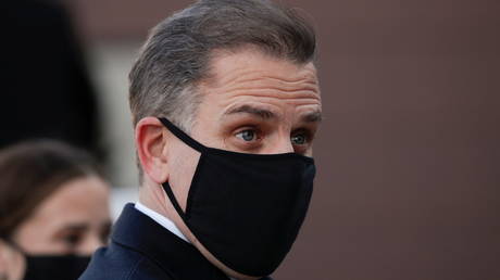 FILE PHOTO: A masked Hunter Biden attends an event at New Castle County Airport in New Castle, Delaware, January 19, 2021 © Reuters / Tom Brenner