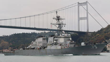 FILE PHOTO. The U.S. Navy Arleigh Burke-class guided-missile destroyer USS Donald Cook (DDG 75) sets sail in the Bosphorus, on its way to the Black Sea, in Istanbul, Turkey December 2, 2020. © Reuters / Yoruk Isik