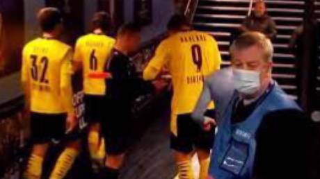 Romanian official Sovre asks Haaland for his autograph. © Twitter