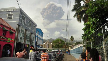 Ash and smoke billow as the La Soufriere volcano erupts in Kingstown, St. Vincent, April 9, 2021 © Reuters / Robertson S. Henry